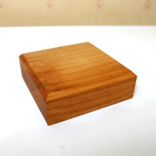 Cherry wood square display - cherry,