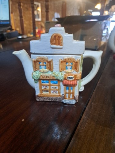 Leonardo bakery house - bakery, teapot