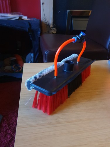 Water fed cleaning brush head - fed,