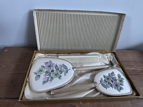 Vintage floral vanity - , —