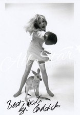 SKIPPY THE BUSH KANGAROO - Liza Goddard Signed Photograph 01 (SCHT)