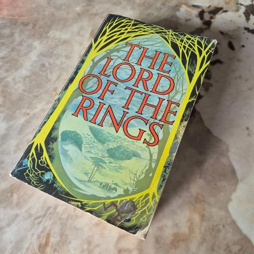 The lord rings r - the, j