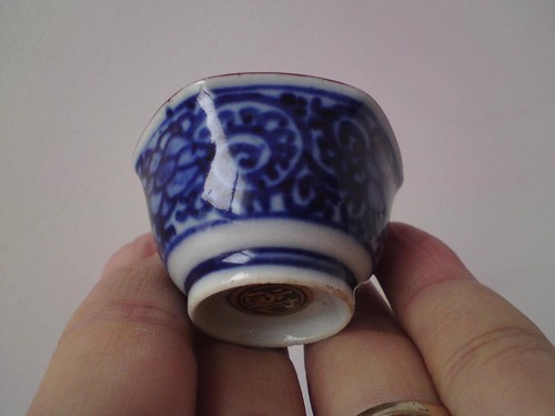 Kutani ware tako karakusa sake - kutani,