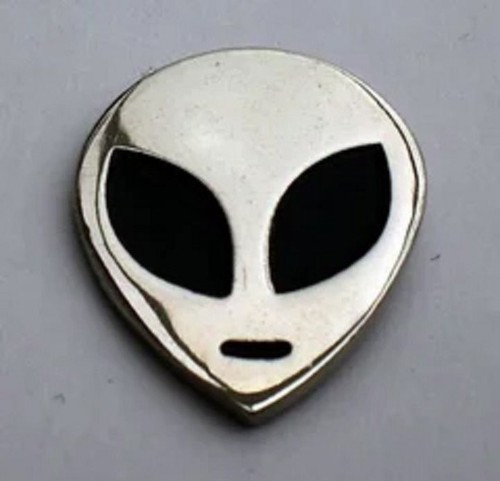 Alien head pin badge silver - badge.,