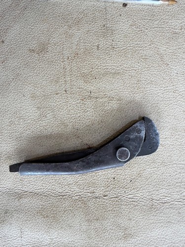 Footprint pipe wrench - pipe,