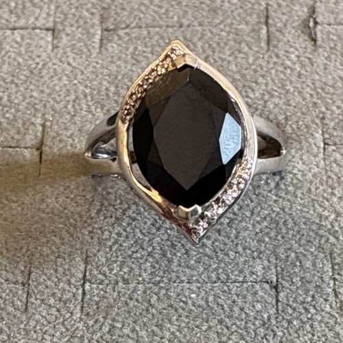 Black spinel and white - spinel,