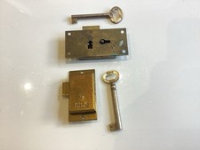VINTAGE BRASS CUPBOARD CABINET BOX LOCKS WITH KEYS WORKING LEGGE X 2.  (G1633)