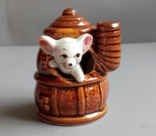 Vintage foot out mouse - in,