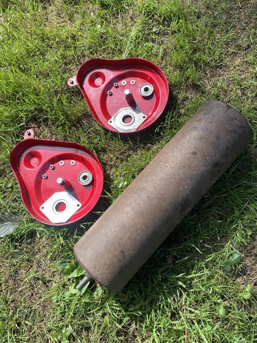 Rear roller assembly from - rear, 1998