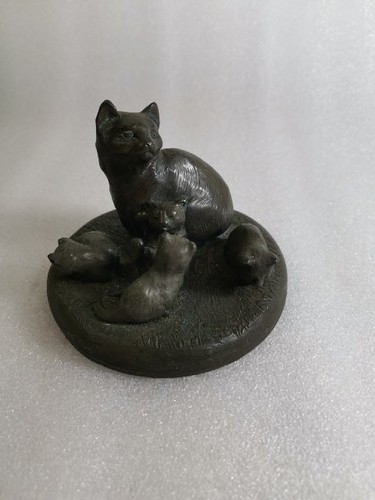 Bronze effect cat and - bronze,