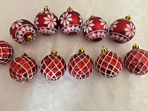 Round patterned red white - round,