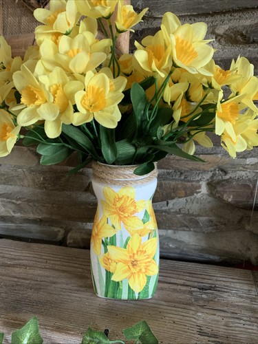 Daffodil and bumble bee - daffodil,