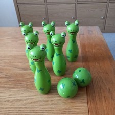 Set of Kids 6 Green Smiling Frog Pins And 2 Balls Bowling Set