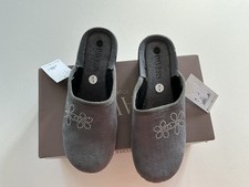 pavers slippers size 4