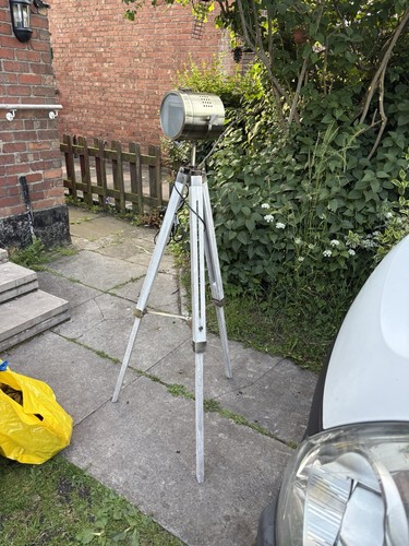 Fully adjustable tripod lamp - adjustable,