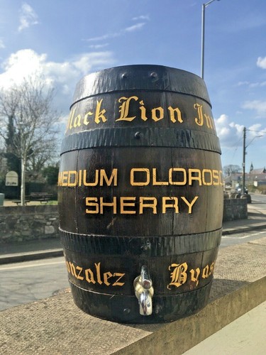 Stunning black lion inn - black,