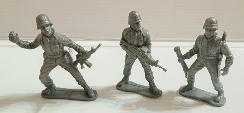 Silver moulded toy soldiers - 3,