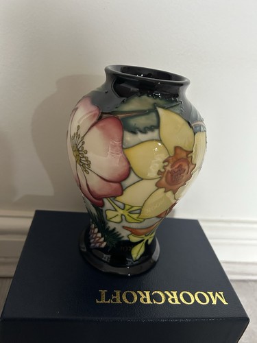 Moorcroft ceramic vase - moorcroft,