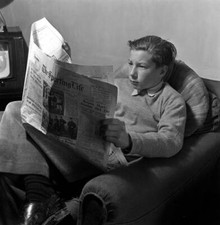 British jockey Lester Piggott reading Sporting Life newspaper - 1951 Old Photo