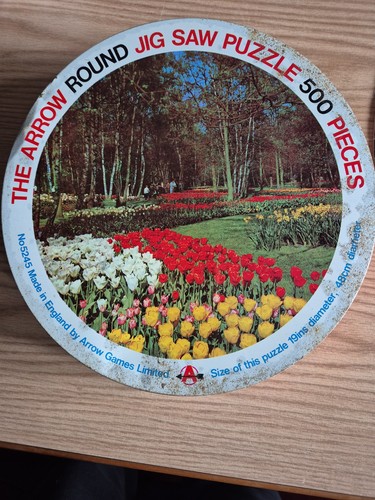 The arrow round jigsaw puzzle - arrow,