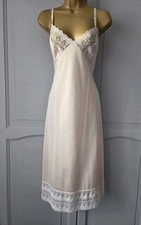 LADIES VTG CHARNOS BEIGE SILKY NYLON FULL SLIP SIZE 16