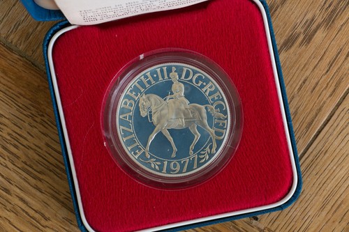 1977 royal mint silver jubilee - mint,