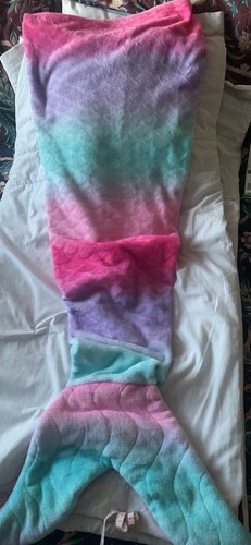 Mermaids tail pull blanket - on,