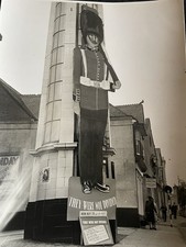 1950 PHOTO LARGE FILM SIGN OUTSIDE ODEON CINEMA HORSHAM THEY WERE NOT DIVIDED