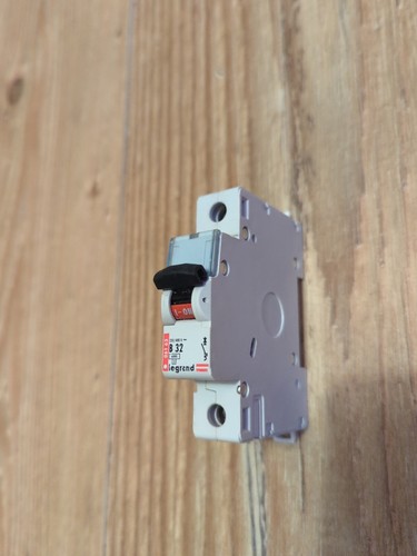 Legrand 06163 amp type - 32,