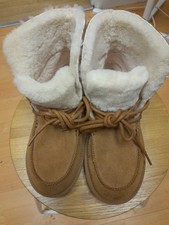 LADIES UGG DIARA SHEEPSKIN LINES BOOTS, SIZE 5, LIGHT TAN SUEDE, San 12