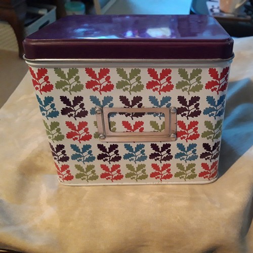 Oak leaves acorns design - oak,