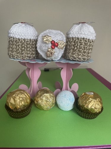 Hand knitted gold - gold, white