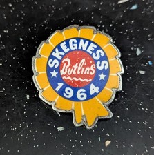 BUTLINS SKEGNESS HOLIDAY CAMP 1964 ORIGINAL VINTAGE PIN BADGE - Pin fully intact