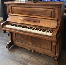 Upright piano