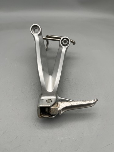 Suzuki gsxr600 footrest holder - footrest,