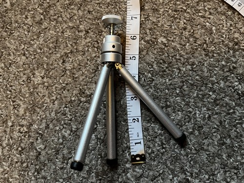 Universal tabletop mini tripod