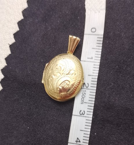 33g solid 9ct gold locket - 1.33g,