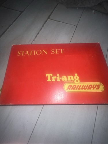 Tri ang railways station set - station,