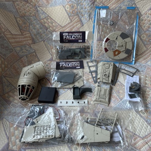 Deagostini millennium falcon - deagostini,