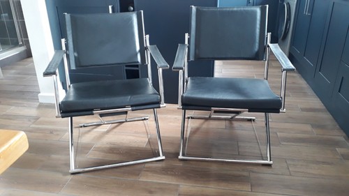 Pair mark singer - singer, chairs