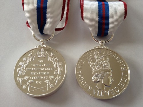 Queens silver jubilee medal - jubilee,