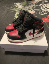 Jordan 1 Mid Black,white and