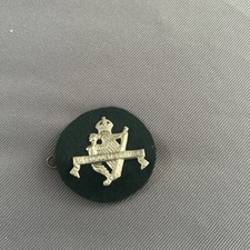 NEW 1ST BATTALION ROYAL ULSTER RIFLES AIRBORNE NCO WHITE METAL BERET, CAP BADGE