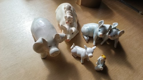 Beswick piggy pack model - model, 2746
