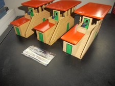 3 x HORNBY DUBLO SIGNAL CABINS + SIGNALMEN + STATION NAMES - OO GAUGE