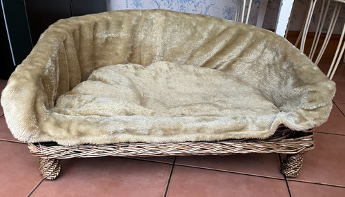 Dog bed wicker legs - on,