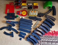 Tomy Train Track Set | 3 engines, 7 carriages Accessories 105 Track pieces