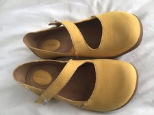 Clarks Women's Artisan Wide Flat Fit Slip On Shoes Size 5 Yellow Suede New
