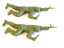 2 x AIRFIX. 1970's WWII BRITISH COMMANDO PLASTIC SOLDIERS. 1/32 ORIGINAL ISSUE