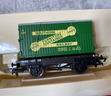 Hornby R6182 SR Conflat & Container 39153 Green Wagon 1.76 Scale
